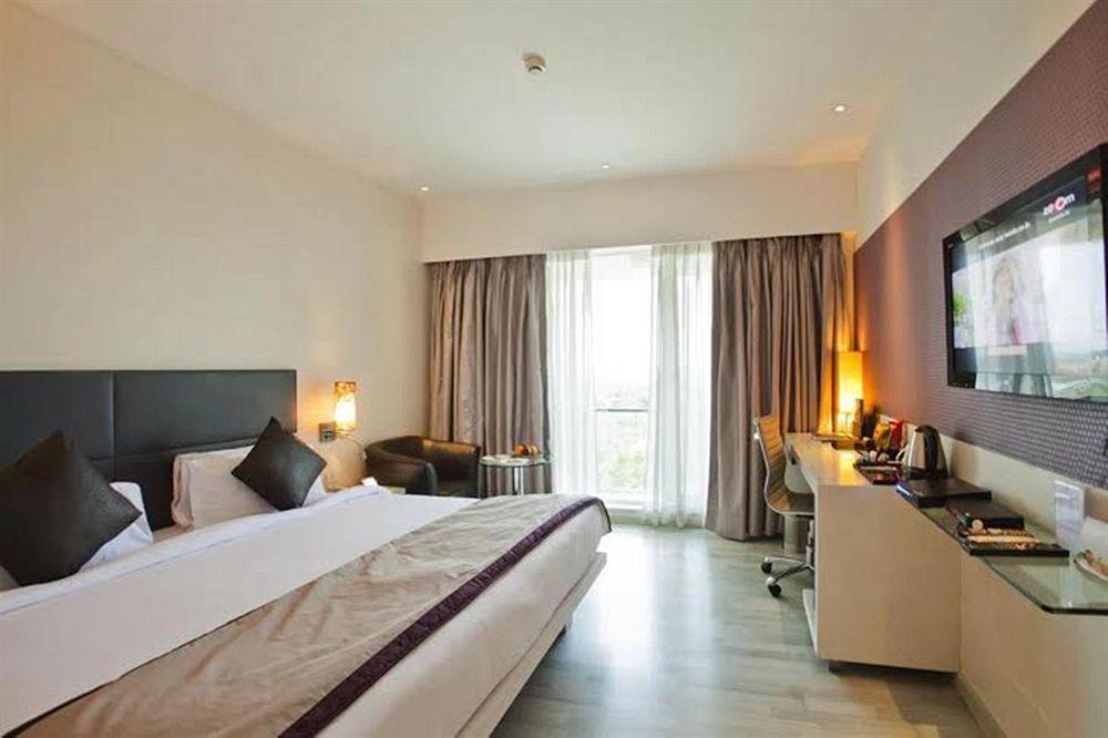 Spree Shivai Hotel Pune Pimpri-Chinchwad Exteriör bild